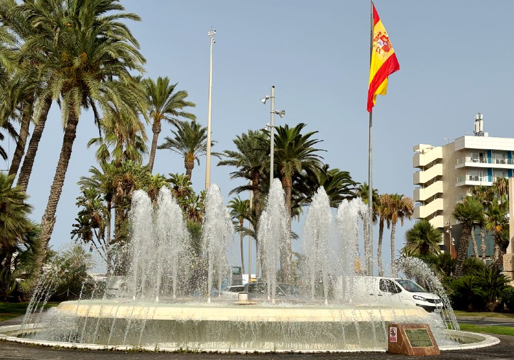 Plaza Puerta del Mar Alicante bandiera Spagna