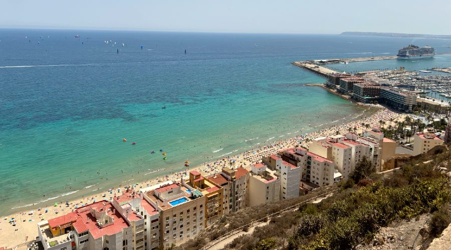 Vista dal castello Santa Barbara spiaggia Alicante