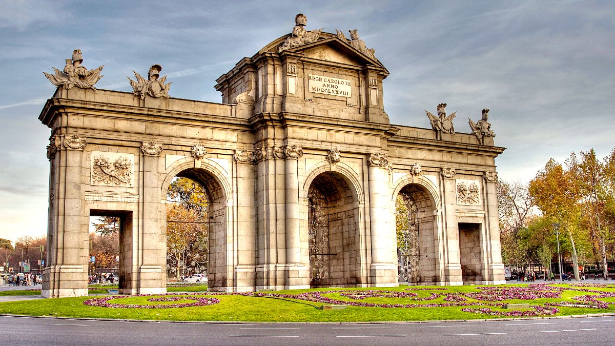 Porta di Alcala luoghi di interesse Madrid